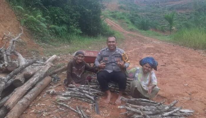 Polisi Bantu 2 Nenek Jompo Pencari Kayu Bakar