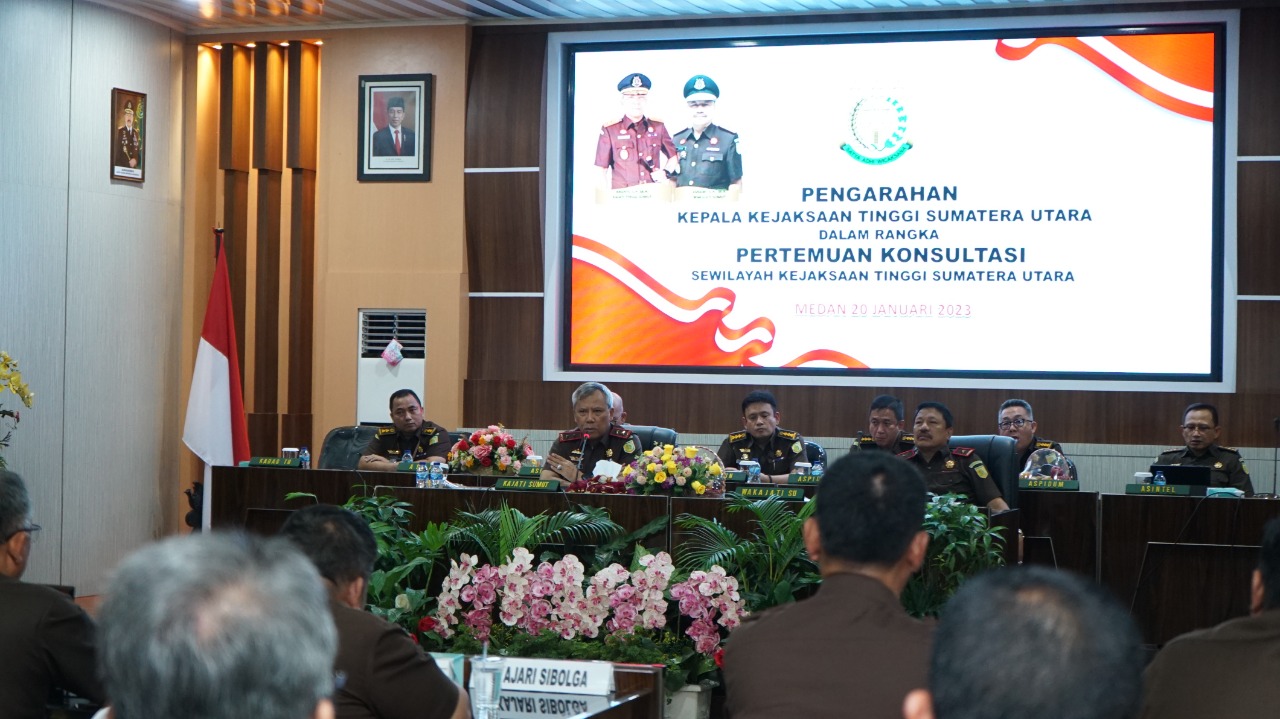 KAJATI Sumut Idianto, SH,MH pada acara pertemuan dan penyampaian rencana kerja setiap satker dan bidang di wilayah hukum Kejati Sumut, di Aula Sasana Cipta Kerta, lantai 3 Kantor Kejati Sumut Jalan AH Nasution Medan, Jumat (20/1/2023). Waspada/Ist