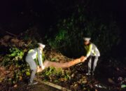Satlantas Bersihkan Material Longsor Di Jalan Bireuen-Takengon
