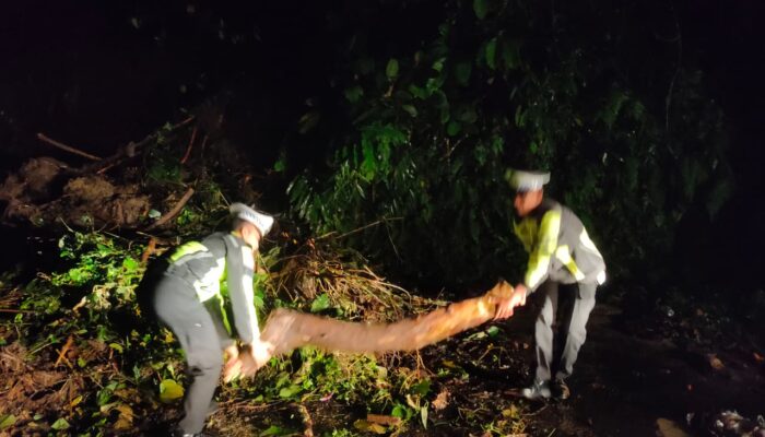 Satlantas Bersihkan Material Longsor Di Jalan Bireuen-Takengon