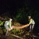 Satlantas Bersihkan Material Longsor Di Jalan Bireuen-Takengon
