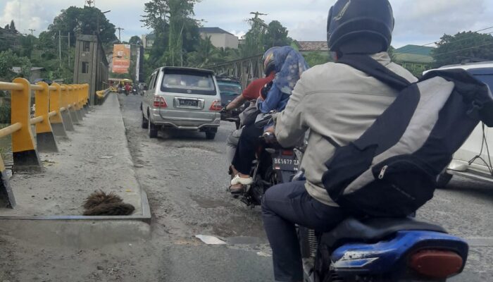 Bertahun Dibiarkan Rusak, Lantai Jembatan Perdagangan Tak Kunjung Diperbaiki