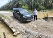 Jalan Utama Kampung Tenggulun Butuh Perbaikan