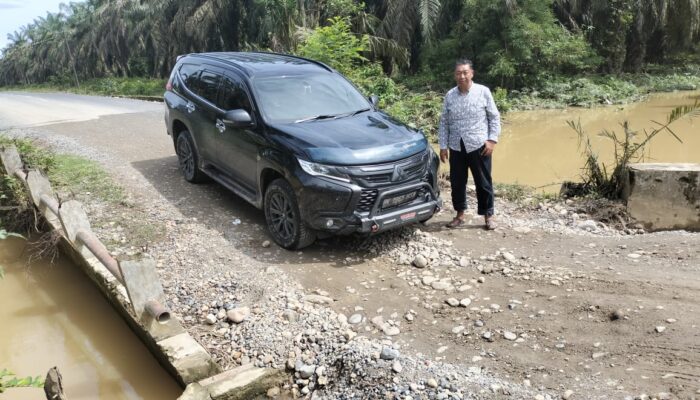 Jalan Utama Kampung Tenggulun Butuh Perbaikan