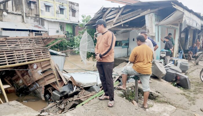 10 Kedai Di Kembang Tanjong Amblas Digerus Arus Sungai Tiro