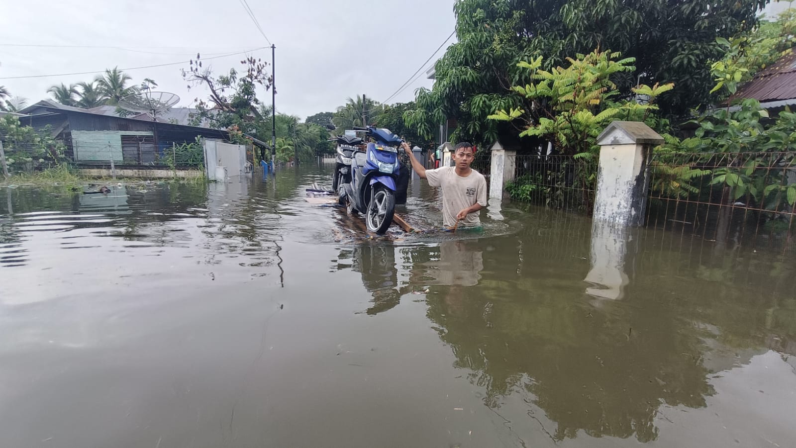 10 Kedai Di Kembang Tanjong Amblas Digerus Arus Sungai Tiro