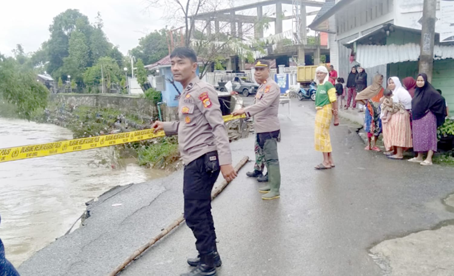 10 Kedai Di Kembang Tanjong Amblas Digerus Arus Sungai Tiro 10 Kedai Di Kembang Tanjong Amblas Digerus Arus Sungai Tiro