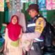 SEORANG Bhabinkamtibmas Polsek Rambutan Resor Tebingtinggi melakukan monitoring harga kebutuhan pangan dan bahan pokok di kedai grosir di Tebingtinggi. Waspada/ist.