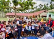 Pelajar Korban Banjir Aceh Utara Terima Seragam Sekolah Dari PMI