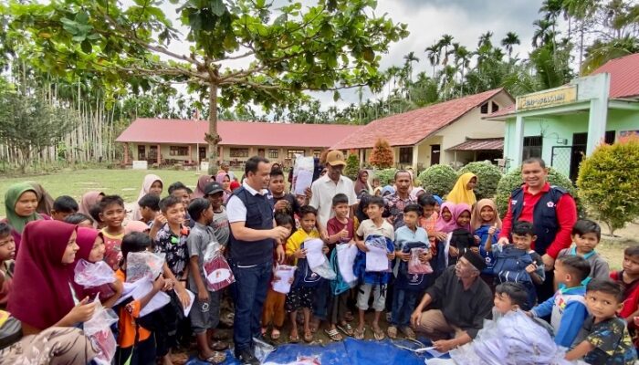 Pelajar Korban Banjir Aceh Utara Terima Seragam Sekolah Dari PMI