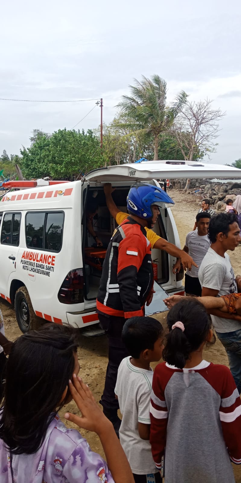 12 Korban tenggelam boat tenggelam di Kuala Ujung Blang Kec. Banda Sakti Kota Lhokseumawe, Kamis (26/1), sedang dievakuasi untuk mendapatkan pertolongan medis. Waspada/Zainuddin Abdullah