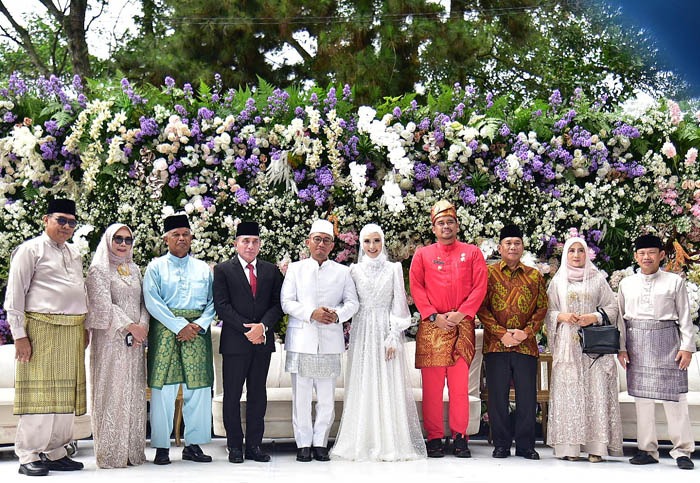 GUBSU Edy Rahmayadi, Wali Kota Medan Bobby Nasution, Bupati Deli Serdang Ashari Tambunan, Anggota DPR RI Djohar Arifin Husein, orang tua kedua mempelai di pernikahan Dahnil Anzar Simanjuntak dengan Muna Soraya Putri, Jumat (27/1). Waspada/Ist