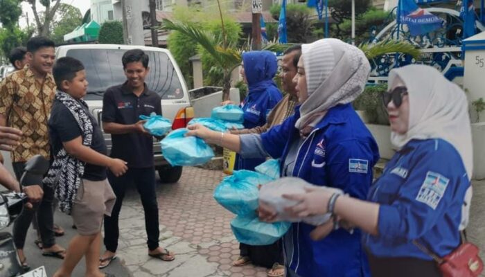 Jumat Barokah, Partai Demokrat Berbagi Nasi Kotak