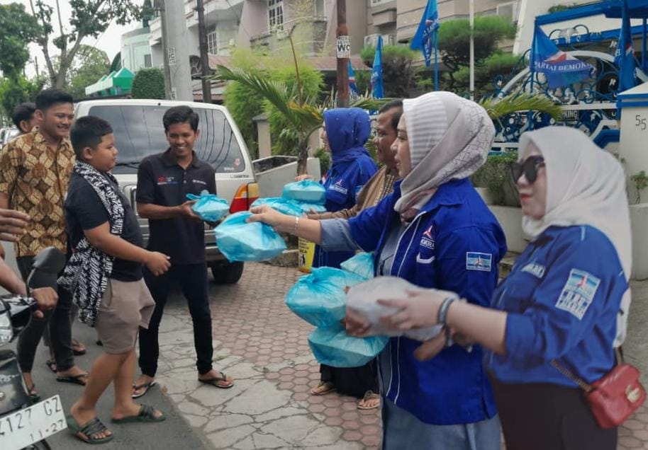 JAJARAN pengurus dan kader Partai Demokrat Kota Medan saat membagikan nasi kotak Jumat Barokah. Waspada/Ist