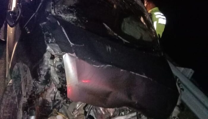 Suzuki APV Hantam Guardrail Jalan Tol, 2 Penumpang Luka Parah