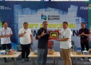RCEO Bank Mandiri Region I/Sumatera 1, Lourentius Aris Budiyanto menyerahkan cinderamata kepada Staff Khusus III Kementerian BUMN, Arya Sinulingga, saat menghadiri acara Soft Launching Rumah BUMN ke-23 milik Bank Mandiri yang turut dihadiri 40 UMKM binaan, 10 Entrepreneur Muda Medan, dan juga 15 perwakilan Millenials yang dilaksanakan di Rumah BUMN Medan, Selasa 31 Januari 2023.