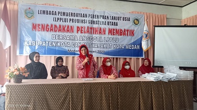 KETUA LPPLU Sumut Hj Halimah Hutagalung menyampaikan sambutan saat kegiatan berlangsung. Waspada/Anum Saskia