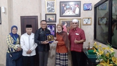 DIREKTUR Utama PTPN II Irwan Perangin-angin (tiga kiri) menyerahkan cindera mata kepada Pemimpin Umum/Pimpinan Perusahaan Dr Hj Rayati Syafrin (dua kanan), didampingi Wanpenjab Sofyan Harahap (kanan), dan Humas Erwan Effendi Harahap, dan Kabag Sekretariat Perusahaan, Henny Mailena Siregar (kiri), ketika bersilaturahmi ke Gedung Bumi Warta Harian Waspada, Jl Letjen Soeprapto No 1 Medan, Jumat (13/1). Waspada/Partono Budy