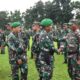 KASDAM I/BB Brigjen TNI Rifky Nawawi, SE, SIP saat menyambut personel Penebalan Satuan BKO Satgas Apter Kodam XVIII/Kasuari yang purna tugas dan selamat kembali ke home base di Makodam Bukit Barisan, Jl. Gatot Subroto Km 7,5 Medan, Selasa (17/1). Waspada/Ist