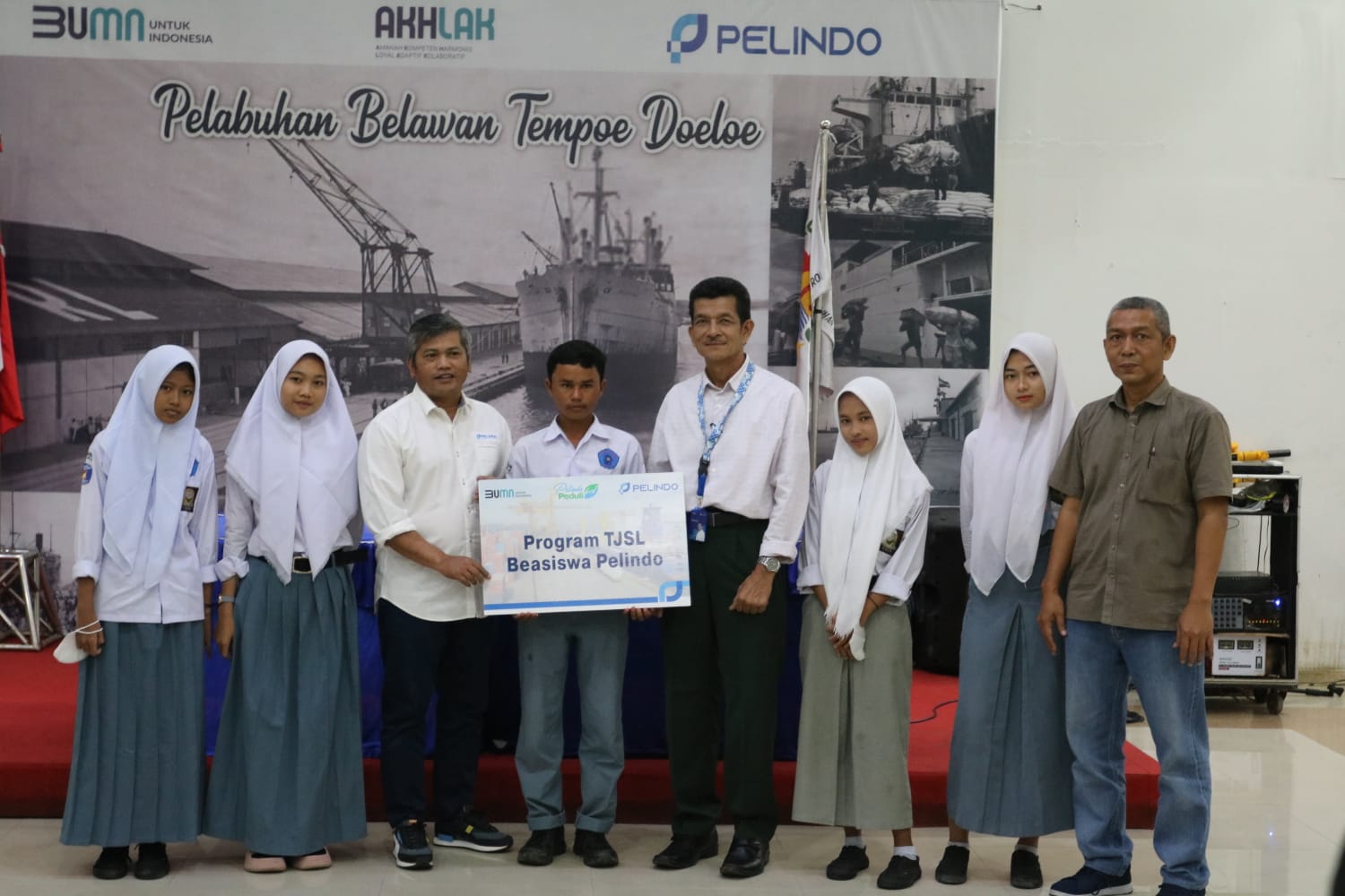 PT Pelabuhan Indonesia (Persero) atau Pelindo Regional 1 Belawan menyalurkan beasiswa kepada Lima siswa untuk tingkat SMA/SMK sederajat dengan total beasiswa sebanyak Rp20 juta. Waspada/Ist