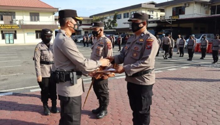 Kapolrestabes Berikan Penghargaan Kepada Satwil Dan Polsek Berprestasi