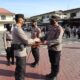 KAPOLRESTABES Medan Kombes Valentino Alfa Tatareda memberikan penghargaan kepada salah seorang personel berprestasi pada apel pagi di lapangan upacara Mapolrestabes Medan, Senin (30/1). Waspada/Ist