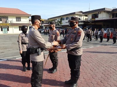 KAPOLRESTABES Medan Kombes Valentino Alfa Tatareda memberikan penghargaan kepada salah seorang personel berprestasi pada apel pagi di lapangan upacara Mapolrestabes Medan, Senin (30/1). Waspada/Ist