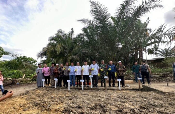 ANGGOTA DPRD Sumut H Santoso SH, MH, (delapan dari kiri) didampingi Wakil Bupati Asahan Taufik Zainal Abidin, S.Sos, M.Si, Kapolres Asahan AKBP Roman Smaradhana Elhaj, SH, SIK, MH, Camat Aek Kuasan, Ketua BKM Mushola Siti Amin, H Wagino, berfoto bersama usai peletakan batu pertama pembanguhan mushola Siti Amin, di Dusun III, Kelurahan Aek Loba, Kecamatan Aek Kuasan, Kabupaten Asahan, Minggu (8/1). Waspada/ist