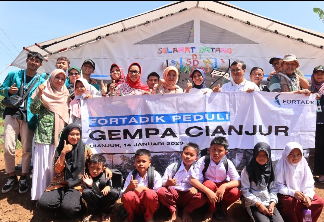 Fortadik Peduli Serahkan Bantuan untuk Pelajar Korban Gempa Cianjur