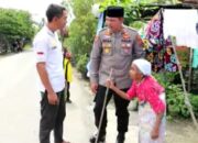 Kisah Kapolres Madina Bantu Lansia Di Jalan