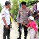 SECARA spontan, Kapolres Madina AKBP HM Reza Chairul Akbar Sidik, SIK, SH, MH menghampiri seorang lansia di pinggir jalan, tertatih menggunakan tongkat.Waspada.id/dok