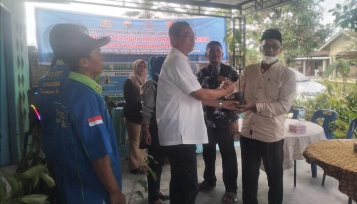 Azmi Yuli Sitorus Serahkan 1.500 Bibit Pohon Di Desa Melati II