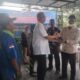 Anggota Dewan Perwakilan Rakyat Daerah Sumatera Utara (DPRD Sumut), Azmi Yuli Sitorus menyerahkan bibit bantuan Pohon Durian, Rambutan, Alpukat, Sirsak dan dan tanaman lainnya sebanyak 1.500 batang kepada masyarakat Dusun Langsat, Desa Melati II, Kabupaten Serdang Bedagai, Rabu (25/1/2023). Waspada/ist