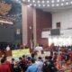 Mahasiswa berorasi setelah menduduki gedung paripurna DPRD Sumut, Kamis sore (26/1). Waspada/Partono Budy