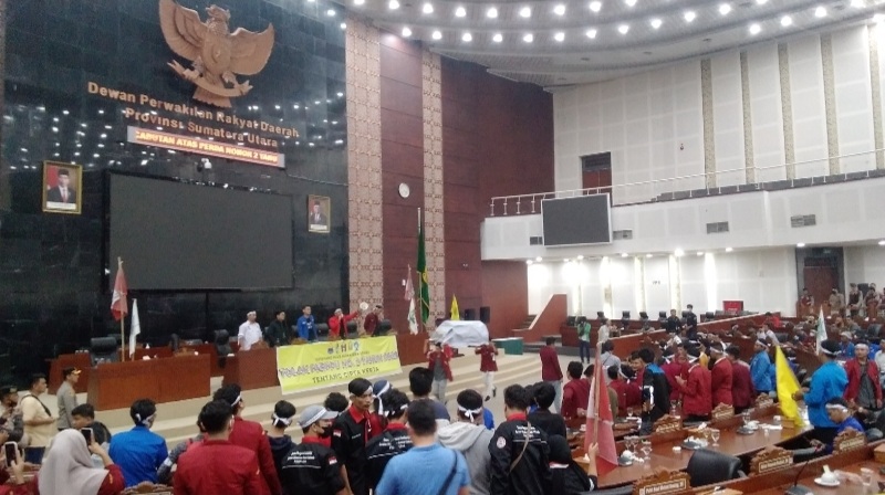 Mahasiswa berorasi setelah menduduki gedung paripurna DPRD Sumut, Kamis sore (26/1). Waspada/Partono Budy