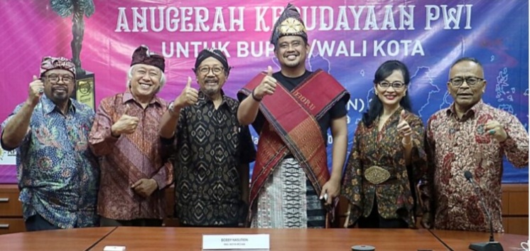 TIM Juri AK-PWI Pusat 2023 (dari kanan ke kiri) Ninok Leksono, Agus Dermawan T, Yusuf Susilo Hartono, Wali Kota Bobby Nasution, Nungki Kusumastuti dan Atal S.Depari usai sesi presentasi di kantor PWI Pusat di Jakarta baru-baru ini.Waspada/Istimewa