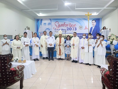 ANGGOTA DPR RI Fraksi Partai Demokrat Drs Hendrik H Sitompul MM, Uskup Agung Medan Kornelius Sipayung, OFMCap dan para jemaat berfoto bersama usai menggelar syukuran tahun baru 2023 di Aula Don Bosco Jl Timor Medan, Sabtu (21/1/2023). Waspada/Ist