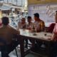 Kapolsek Seunagan Timur bersama masayarakat dalam Curhat Jumat di warung Blang Ara, Jum'at (13/1).(Waspada/Muji Burrahman)