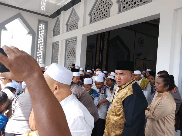 Jumat Berkah, Anggota DPR RI Salim Fakhry Bagikan Nasi Kotak