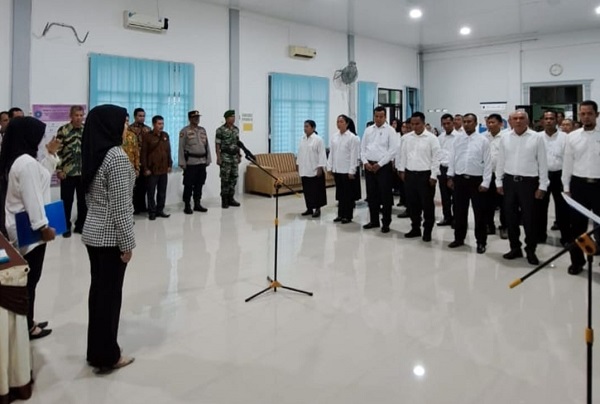 Camat Bajenis Kota Tebingtinggi, Dira Astama saat melantik 27 kepling yang bertugas di Kecamatan Bajenis. Waspada/Ist