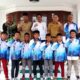 Pj Wali Kota Tebingtinggi saat berfoto bersama pelatih dan tim U-11 SSB Anak Tebingtinggi di depan Rumah Dinas Wali Kota Tebingtinggi di Jalan Sutomo, Kota Tebingtinggi. Waspada/Ist