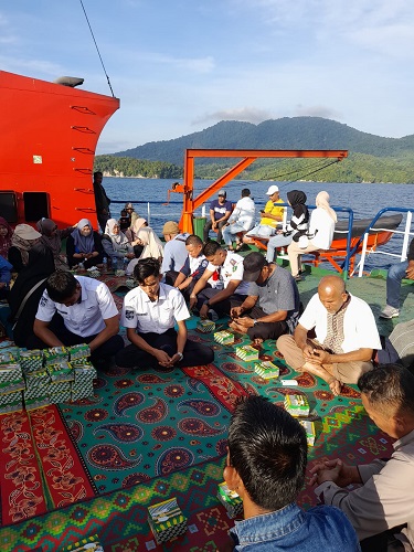 Penumpang KMP. BRR Doa Bersama Peringati 27 Tahun Tragedi Tenggelamnya KMP. Gurita Penumpang KMP. BRR Doa Bersama Peringati 27 Tahun Tragedi Tenggelamnya KMP. Gurita