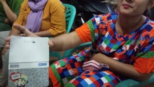 ORANG TUA murid perlihatkan buku tabuangan BRI SimPel yang saldonya nol rupiah karena dana telah ditarik Kasek secara diam-diam. Waspada/Asrirrais