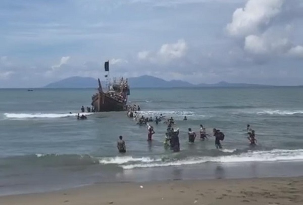 MENYUSUP KE ACEH: Etnis Rohingya menyusup ke Aceh melalui Pantai Kuala Gigieng, Gampong Baro, Kecamatan Mesjid Raya, Kabupaten Aceh Besar, Minggu (8/1). Waspada/Ist.