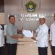 SERAHKAN PENGHARGAAN: Sekum BKPRMI Aceh Timur, Muhammad Ishak, S.Pd.I, MA, menerima Piagam Penghargaan berupa Sertifikat dari Kepala Kankemenag Aceh Timur, H Salamina, S.Ag, MA di Kantor Kementerian Agama Aceh Timur di Idi, Senin (9/1). Waspada/Ist.