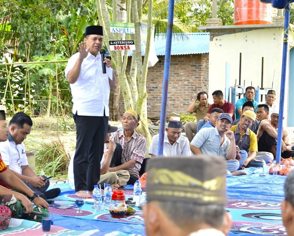 BUPATI Batubara Ir. H. Zahir, M.AP pada acara kenduri dan doa bersama petani menjelang masa tanam cabai tahun 2023 di Desa Lubuk Cuik, Kecamatan Limapuluh Pesisir. Waspada/Iwan Has