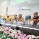 Bupati Asahan H.Surya BSc diapit Kapolres Asahan AKBP Roman Smaradhana Elhaj dan Kajari Asahan Dedyng Wibiyanto Atabay, SH, MH sedang menyampaikan sambutan di rapat kordinasi Implementasi SPPT-TI yang dilaksanakan oleh Kejaksaan Negeri Asahan di Aula Melati Kantor Bupati, Senin (9/1). Waspada/Nurkarim Nehe