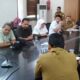 Pj Bupati Aceh Tamiang, Meurah Budiman saat menerima audensi mantan tenaga PDPK Aceh Tamiang yang menyampaikan keluh kesah mereka agar dapat dicarikan solusi terhadap mereka yang sudah dirumahkan. Waspada/Yusri