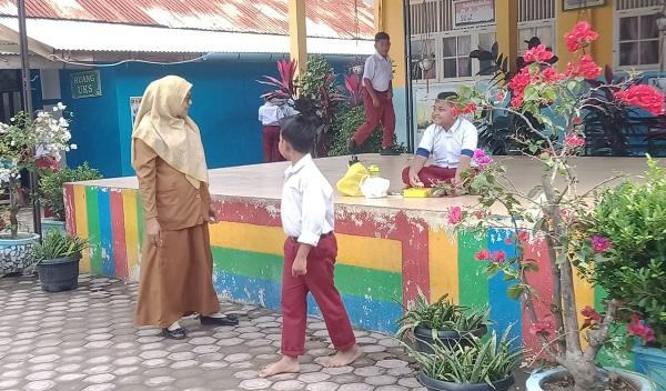 Seorang kepala sekolah sedang berbincang dengan muridnya, di Kota Juang, Selasa (10/1). Waspada/ Fauzan