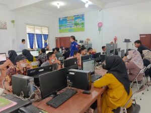 KIP Aceh Tamiang Tempelkan Langsung Hasil Ujian PPS Pemilu 2024